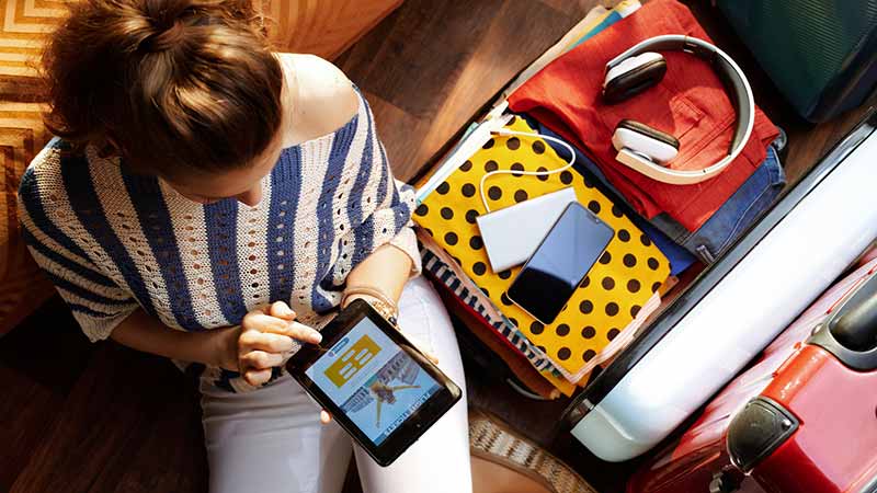 vrouw boekt haar reis online